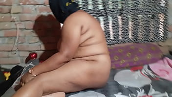 椅子の上で自然な胸を持つインドの女の子が興奮して指マンしてオーガズムに達する