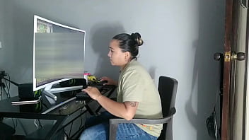 友達に PC での遊び方を教えていると、とてもエッチな友達が私の顔に大きなお尻を押し付けてきて、私が吸えるようにしてくれました。