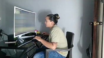 私がコンピューターで遊んでいる間、私の親友は私の猫をとても豊かに舐めて遊んでいます