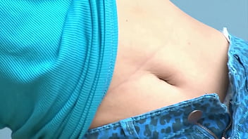 귀여운 일본인 10 대는 그녀의 보지가 젖을 때까지 처음으로 긴 전희를 얻습니다.