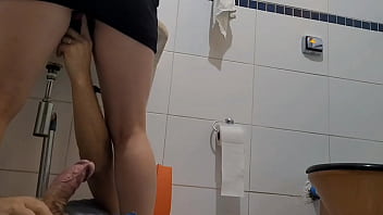 私は配管工がペニスを持っているかどうかを確認するためにドレスを着て答えました。