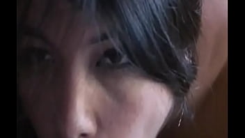 彼女は巨大なダブルDのおっぱいを持っていて、忘れられないパイズリ体験のためにチンポを包み込むことができる