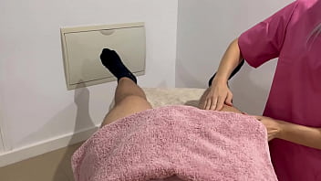 彼女の友達のマッサージ師が興奮して手コキとフェラで射精し終わるまでしてくれます