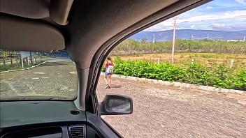 道を歩いている可哀想な女の子を見つけた、家のガレージまで車で送ってやる、彼女をしゃぶらせてやる、彼女はきついマンコをしていた、クソ野郎、私は牛乳を汲み、タクシーに乗せるだけにしてあげる