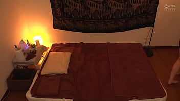 【メンズエステ盗撮】担当の女性が楽しげに「施術ですから」と僕の鼠径部を執拗にマッサージ…その後とんでもない施術が！！ https://x.gd/hEVLW