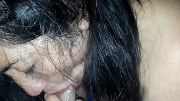 我的淫荡邻居吮吸我的鸡巴并被操以换取互联网密码