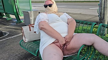 車が通り過ぎるバス停で屋外で大きなディルドで公の場でオナニーするヒジャブ熟女