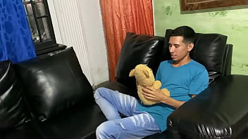 私が休んでいる間、義理の弟がアナルセックスをしてくれて、彼は私の口の中で絶頂しました