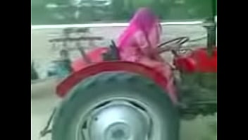 トラクターを運転するラージャスターン語の女性