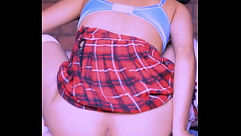 継娘とその友人は、お互いの行為が最高潮に達するまで止まらないと約束し、快感を長引かせることに熱心だった。