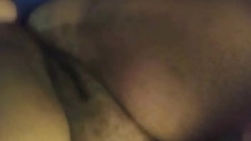 大きなお尻を持つ福音派のぽっちゃり系女性が、夫が働いている間、義理の弟のペニスで熱くうめき声をあげる