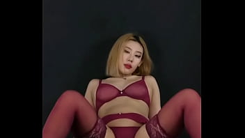 30歳の女性熟女熟女ぽっちゃり巨乳のセクシーなダンスストリップショー
