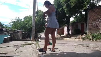 小さなドレスを着て大きなお尻を見せながら家の外を掃除している隣人が私を興奮させます
