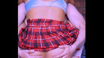 引き締まった体型と魅力的な笑顔を持つ継娘は、彼がアパートで秘密の出会いを求めるきっかけとなった禁断の夢でした。