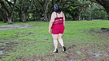 大きなお尻のヒジャブイスラム教徒熟女が早朝の公園で野外散歩して放尿 - 変態ぽっちゃり女性、SSBBW、POV、お尻崇拝（大きなお尻、大きな戦利品、大きなお尻、でかいお尻、大きなおっぱい、大きなお尻、でかいお尻、太いマンコ）