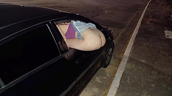 見知らぬ男に公共の場で犯される妻の尻！