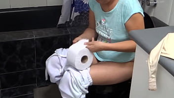 私のおっぱいに射精しに来てください、美しい継母は私のペニスを見てオナニーした後うめき声を上げます