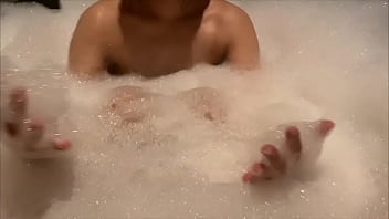 ラブホの泡風呂で彼氏の玉袋に入ってる精子を全て抜き取る大◯生彼女。【素人】