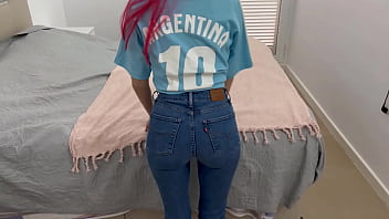 アルゼンチンからの隣人が彼女の自慰行為を録画するために私に電話してきたので、彼女の家に行くと、彼女は非常に挑発的なタイトなジーンズを履いています