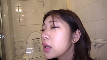 她是一位擁有美麗大胸的日本妻子！ 她擁有健美的身材和緊緻的陰部，她想成為一名色情明星以提高她的性技巧。 2