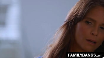 FamilyBangs.com ⭐ 欲求不満の医師熟女が義理の息子のペニスを欲しがる、シレン・デ・マー、ロビー・エコー