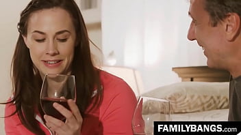 FamilyBangs.com ⭐ 老人と不倫をしているずさんな妻、チャンネル・ペストン、スティーブン・ホームズ