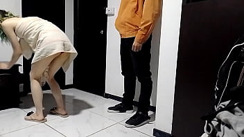 風呂上がりたての私は配達員を受け取り、パンティー姿で彼を受け取り、彼は私を性交できるようにし、立ったまま69をします!!!
