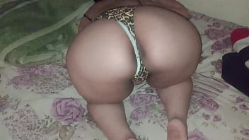 パンティーを横にして私においしいものをくれる若いデリシア