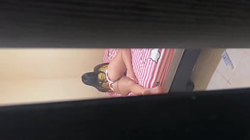 ショートパンツを履いた義妹を見つけました。大きなお尻が見えます。彼女は小さな頭だけを肛門に入れさせてくれます。彼女は最高の義妹です。