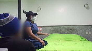 寝取られた夫が妻をホテルに連れ込み、私は彼女の目の前で売春婦のように彼女を犯しました