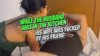 夫がキッチンにいる間に妻は友人に犯されました