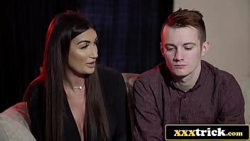 ゴージャスなイギリス人熟女が変態隣人カップルと3Pセックス