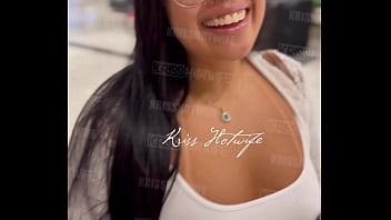 Kriss Hotwife - короткие шорты в торговом центре