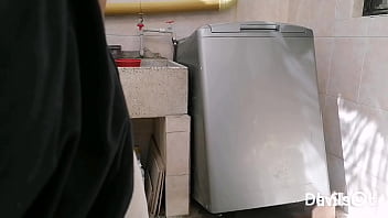 洗濯機をチェックするために技術者に電話しましたが、支払うお金がありませんでした。そして私は練乳を使った素晴らしいフェラで彼にお返しをすることにしました、そして彼は私の口の中にその冷たいミルクをすべて返しました。