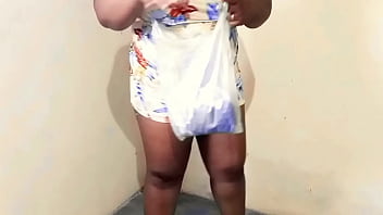 食事中の隣人からもらった T バック パンティーを試着する大きなお尻のぽっちゃり妻