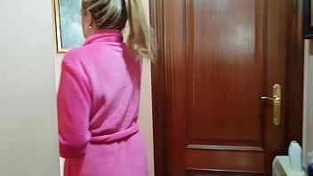 夫は妻がシャワーを浴びている間、私にオナニーをさせ、私はオナニーをさせました！