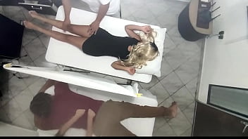 カップルエステで旦那の隣で美人妻の肉体を性感マッサージ 医師に施術され旦那の隣で犯される様子を記録NTR