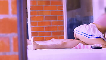 継娘は恐る恐る義父に近づきましたが、すぐに大胆な一面を露わにし、逃げ出したくない快楽の場所に義父を連れて行きました。