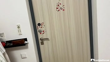 私が彼女を破壊すると、魅惑的な若い女性がうめき声を上げます