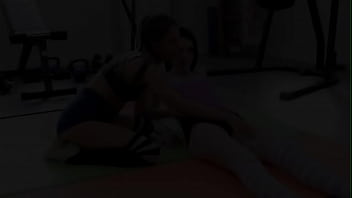 二人のレズビアンフィットネス美女が絡み合い、セレスティナ・ブルームズ・サマー・ヴィクセン、引き締まった体に触れて遊んでいる