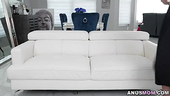 アルマーニ・ブラックは、自分がアナルセックスの素晴らしさを教えてくれる少年のおもちゃであることに気づく