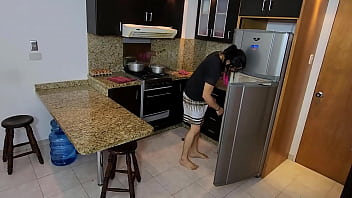 ショブリナにいたずらしてキッチンに水を投げさせて、彼女の大きな大きなお尻を見せてもらいました。セクシーな女の子とセックスしました。