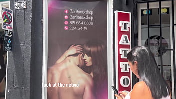 私は彼氏をセックスショップに連れて行き、おもちゃを買います、そして彼は私がどのように黄金のシャワーを浴びているかを想像しますか？