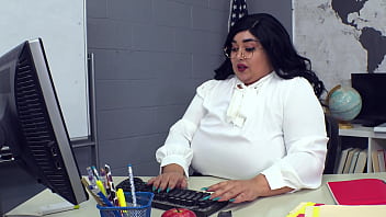 巨乳BBW教師クロエ・クラインは生徒のBBCをとても欲しがっているJM1243