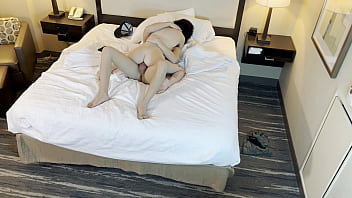 セクシーな小柄な美女が犯されて中出しされる