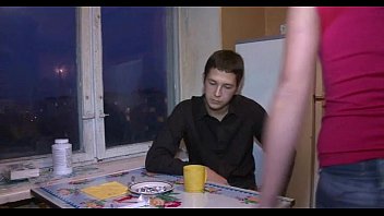 見知らぬ人は彼女の完全な魔法にキスします
