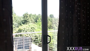 巨乳熟女アンバー・アシュリーが巨根をマッサージしてしゃぶると、クライアントは彼女のサービスを気に入った