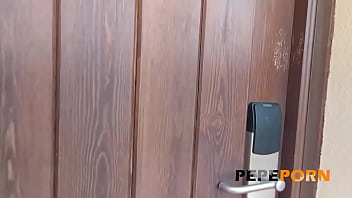 退屈した成熟した観光客ソフィア ブリットは、ポルノでちょっとした楽しみを探しています!