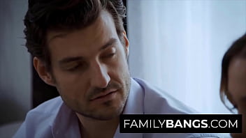 FamilyBangs.com ⭐ おじさんはオフィスの義務の代わりに若い女性とセックスすることを好む、クロエ カプリ、ジェイ スムース