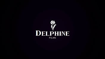 Delphine Films - セクシーな美女アレックス コールがオリーブ グラスの体を情熱的に探索